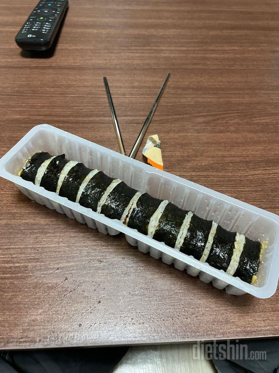 첨에 치즈김밥 렌지에 돌리고 냄새맡는