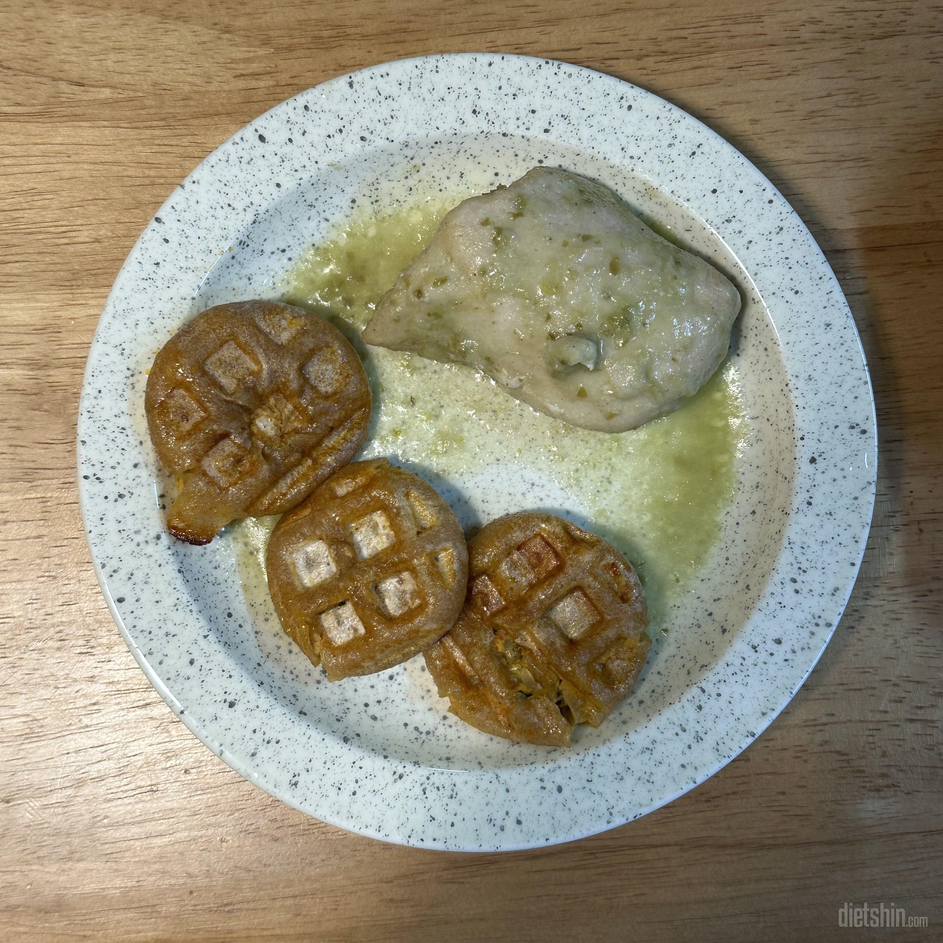통밀이라 확실히 다른 만두피랑 다르더
