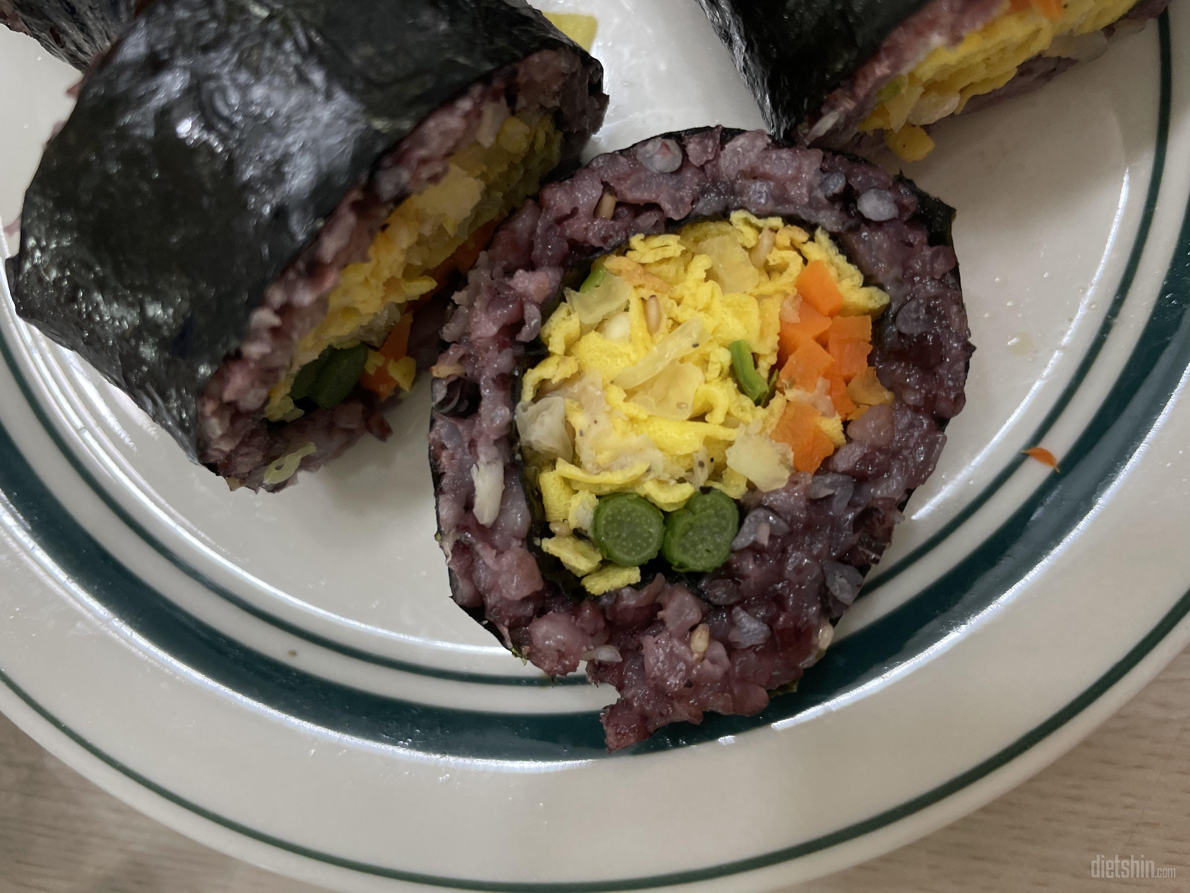 맛있습니다!! 흑미 계란은 딱 예상하