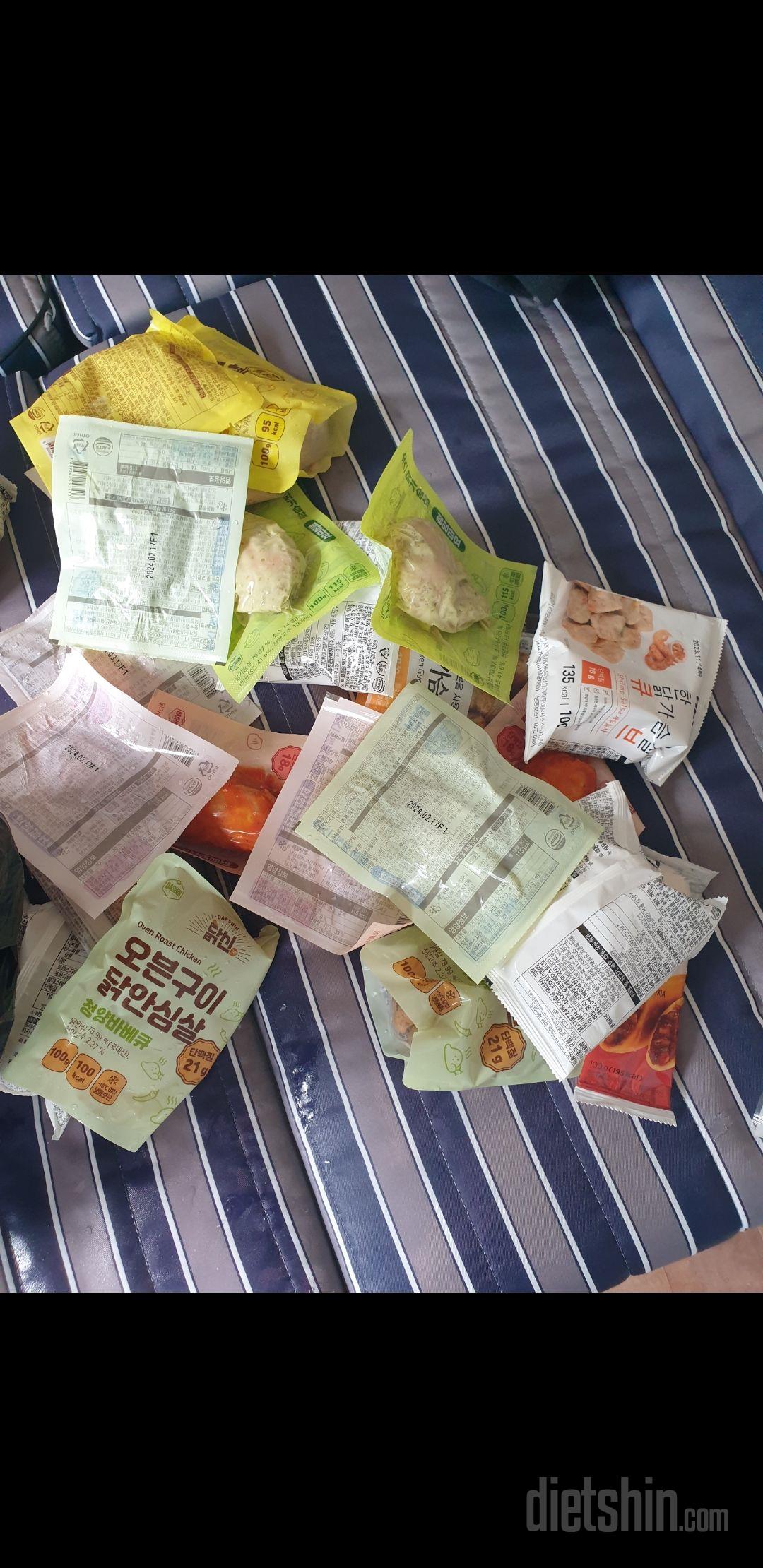 가슴살은 촉촉하고 소스는 맛있어서 좋