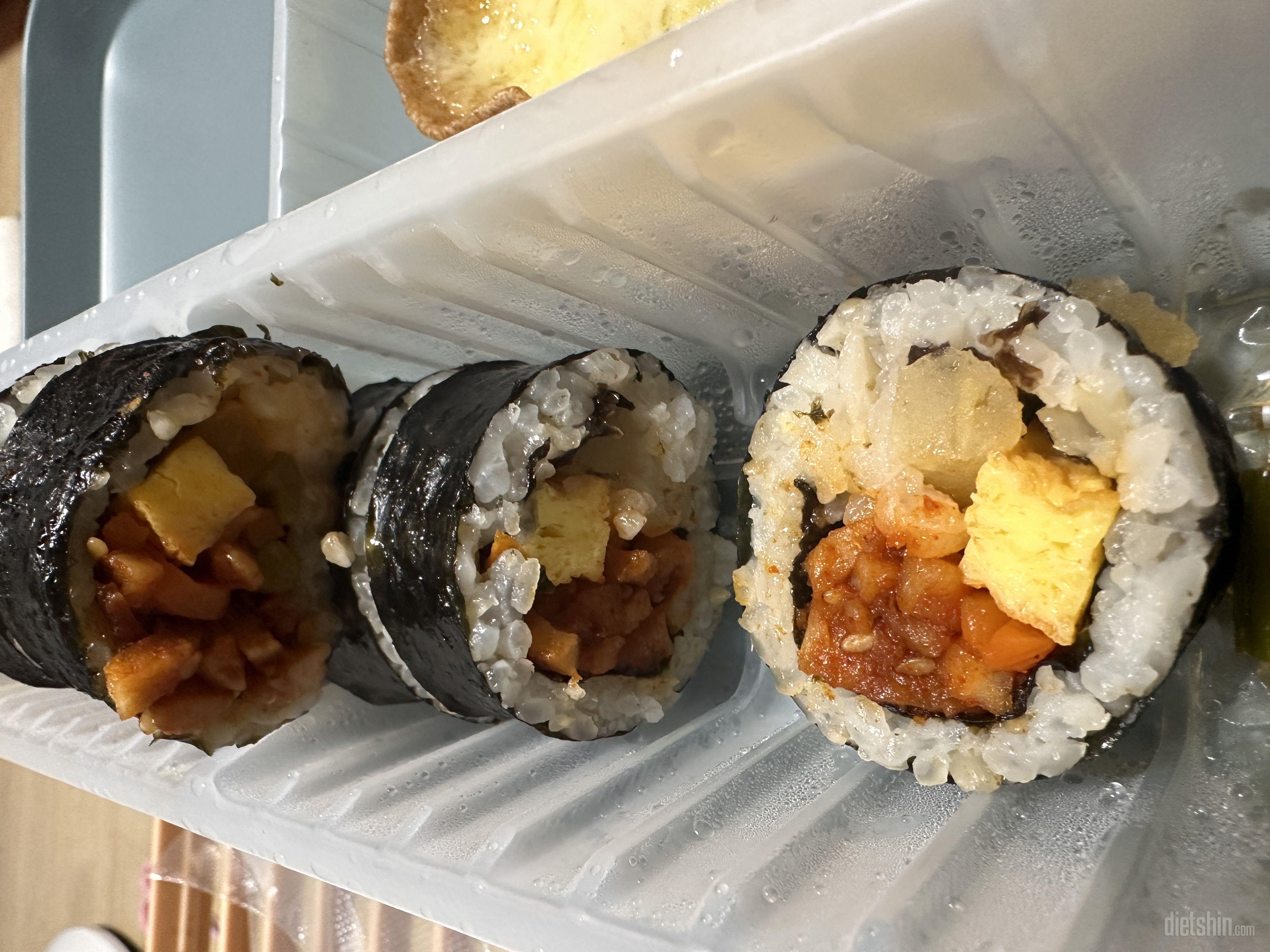 곤약김밥이라고 해서 밥이 맛없거나 속