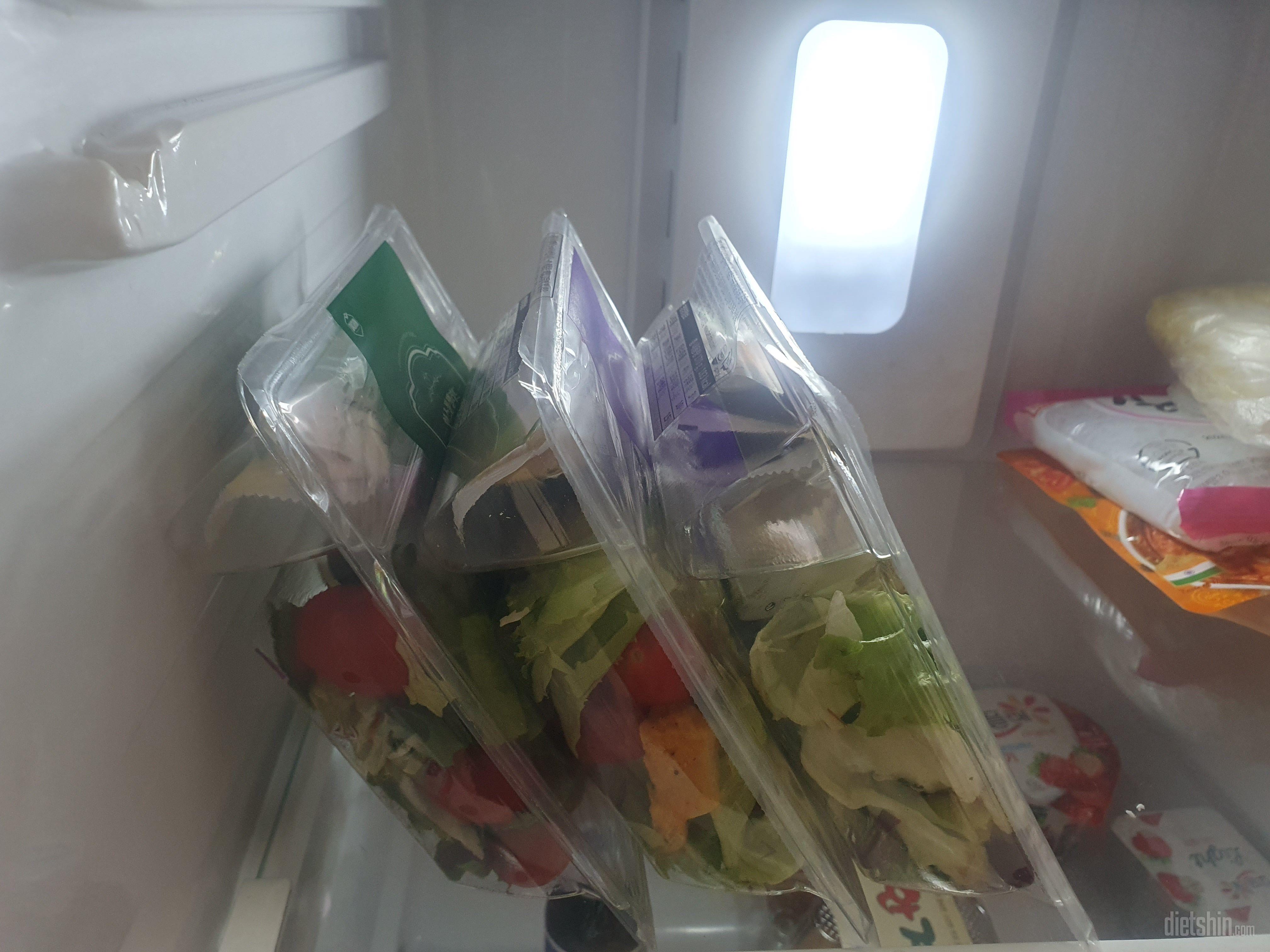 냉장고 한켠에 매주 5~6개씩 자리잡