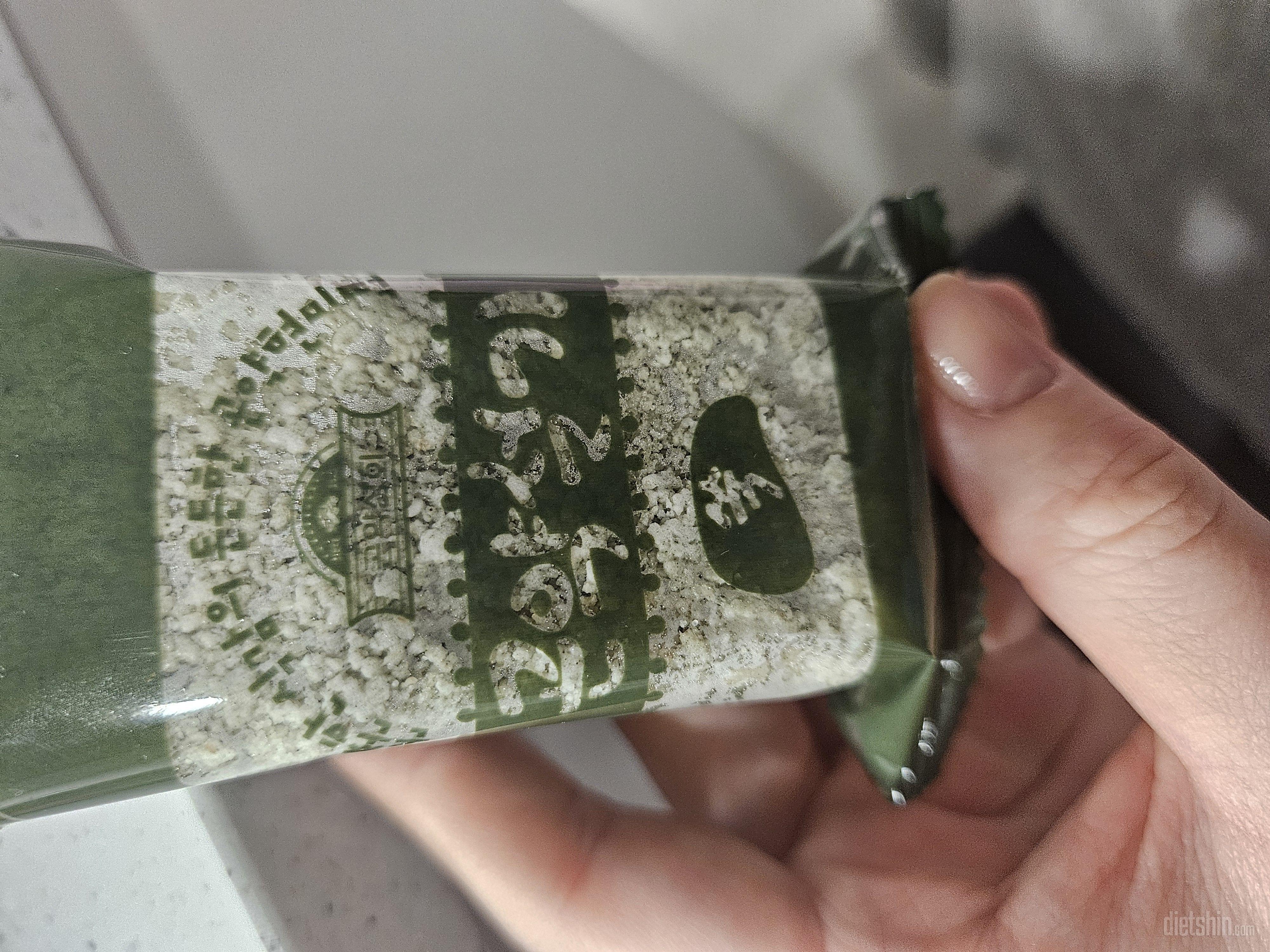 겉으로 봐도 말라있고 설기라고 했지만