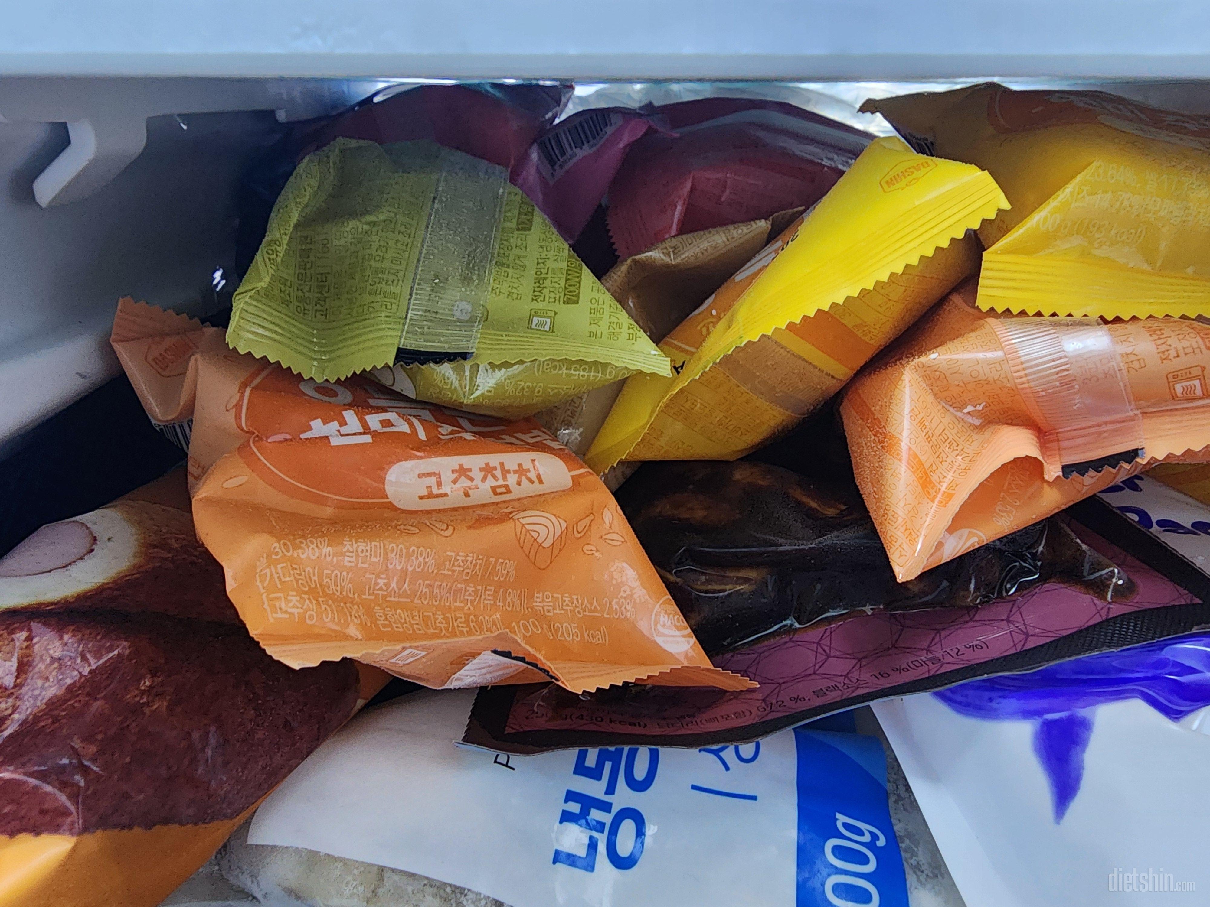 냉동실에 쌓아놓고 먹으니 편하네요.