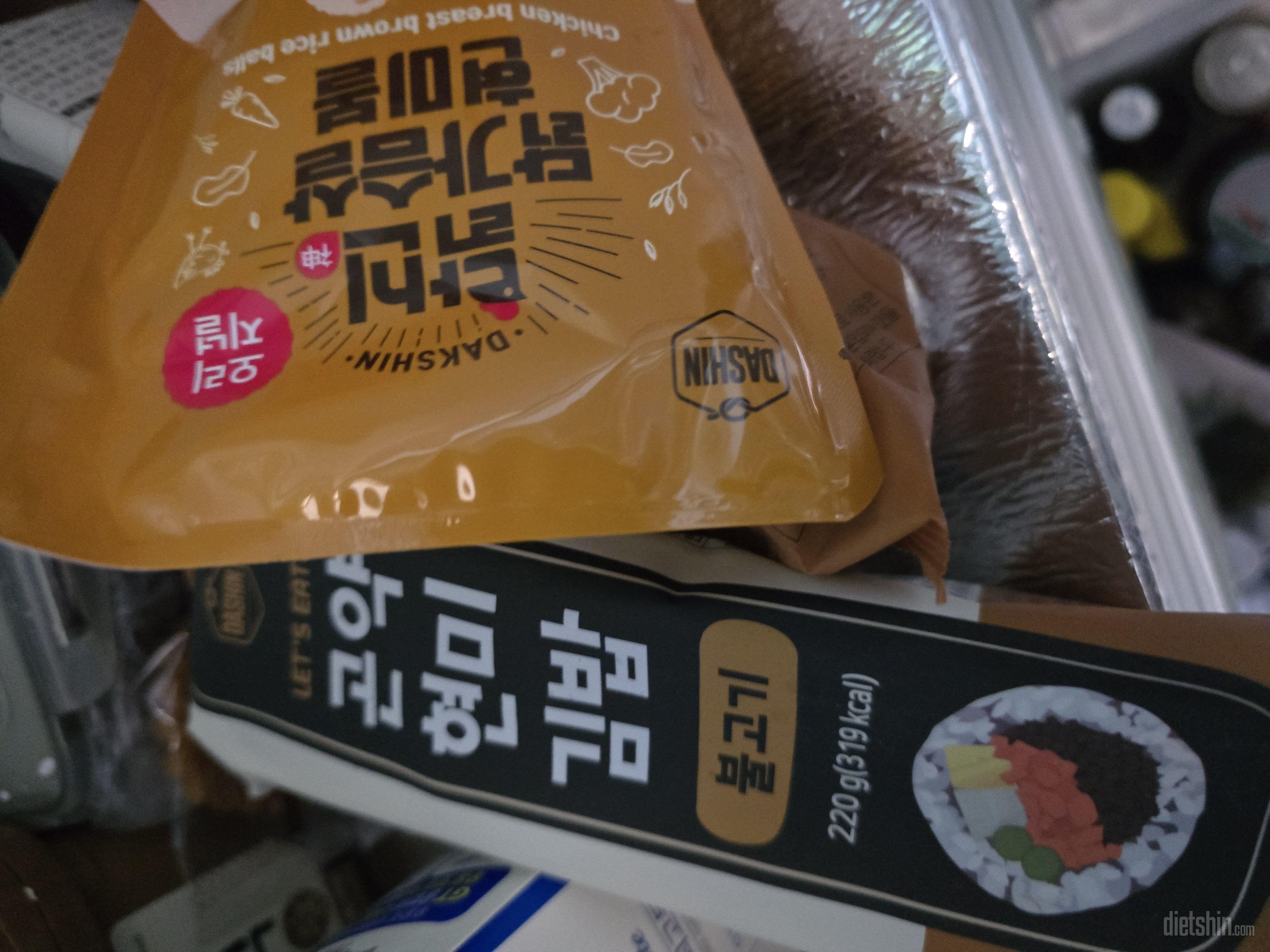 김밥은넘비싸요.더싸게해줘요.삼각밥먹다