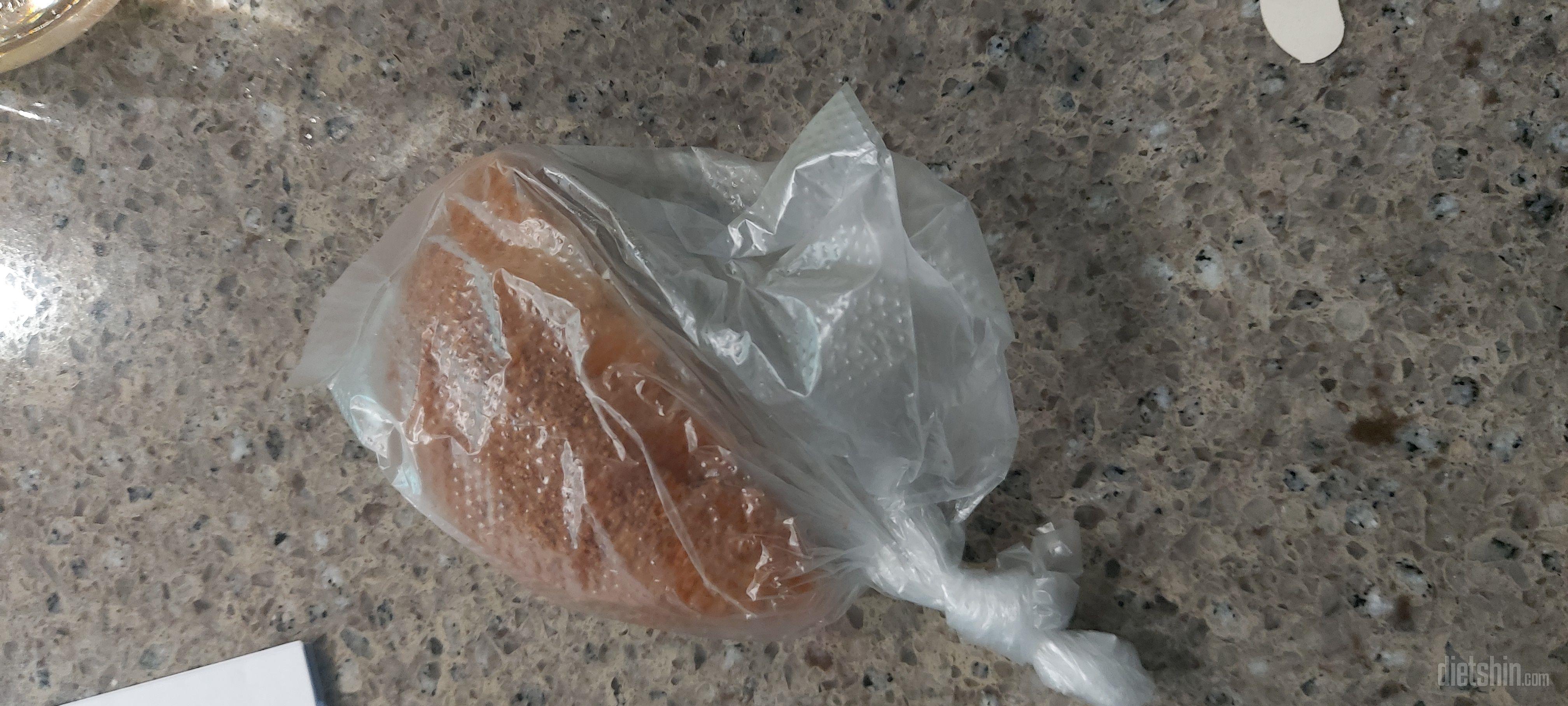 치킨샐러드를 먹고난후 맛만보려고 반개