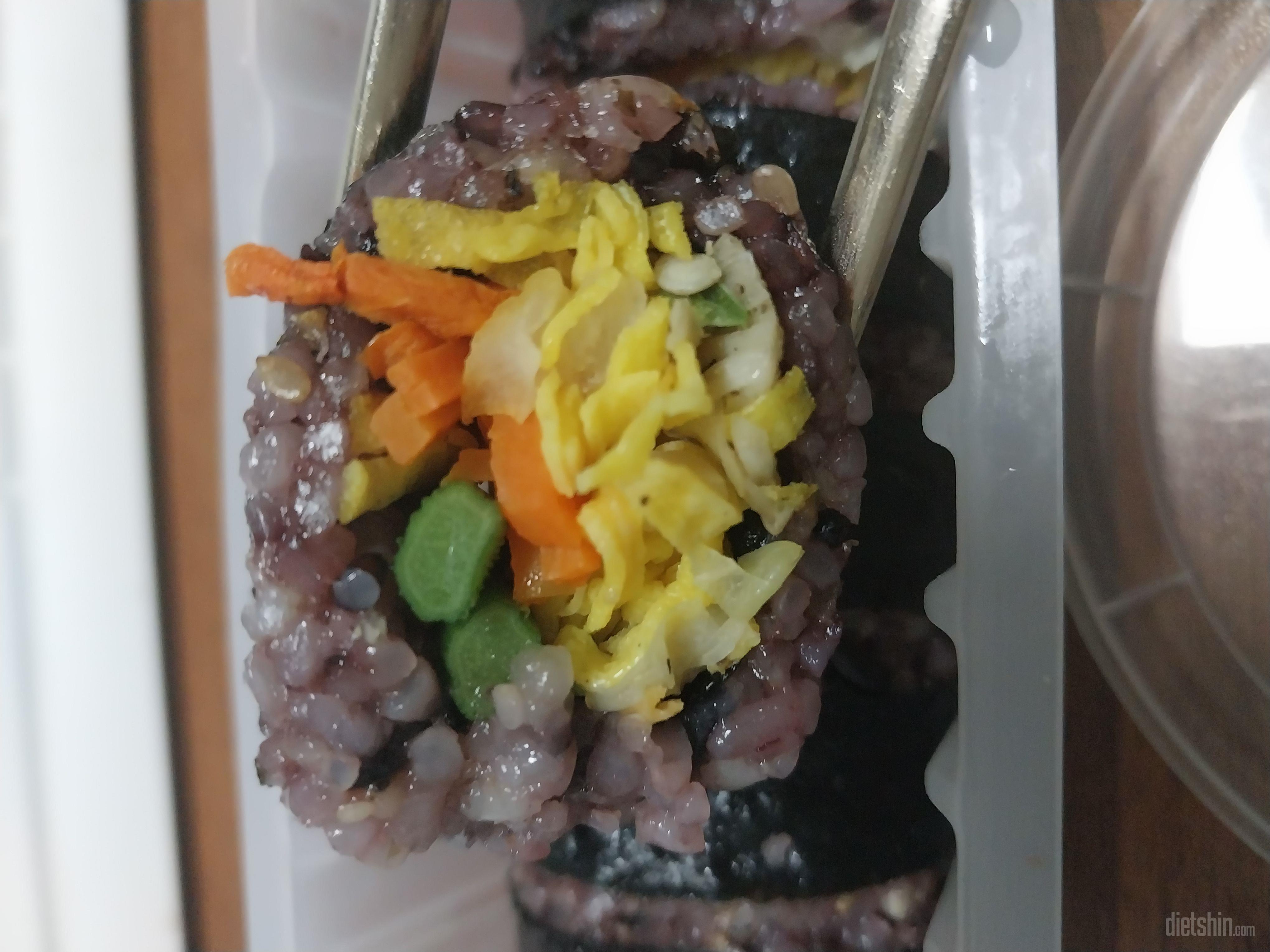 김밥 내용이 알차고 잡곡밥이어서 영양