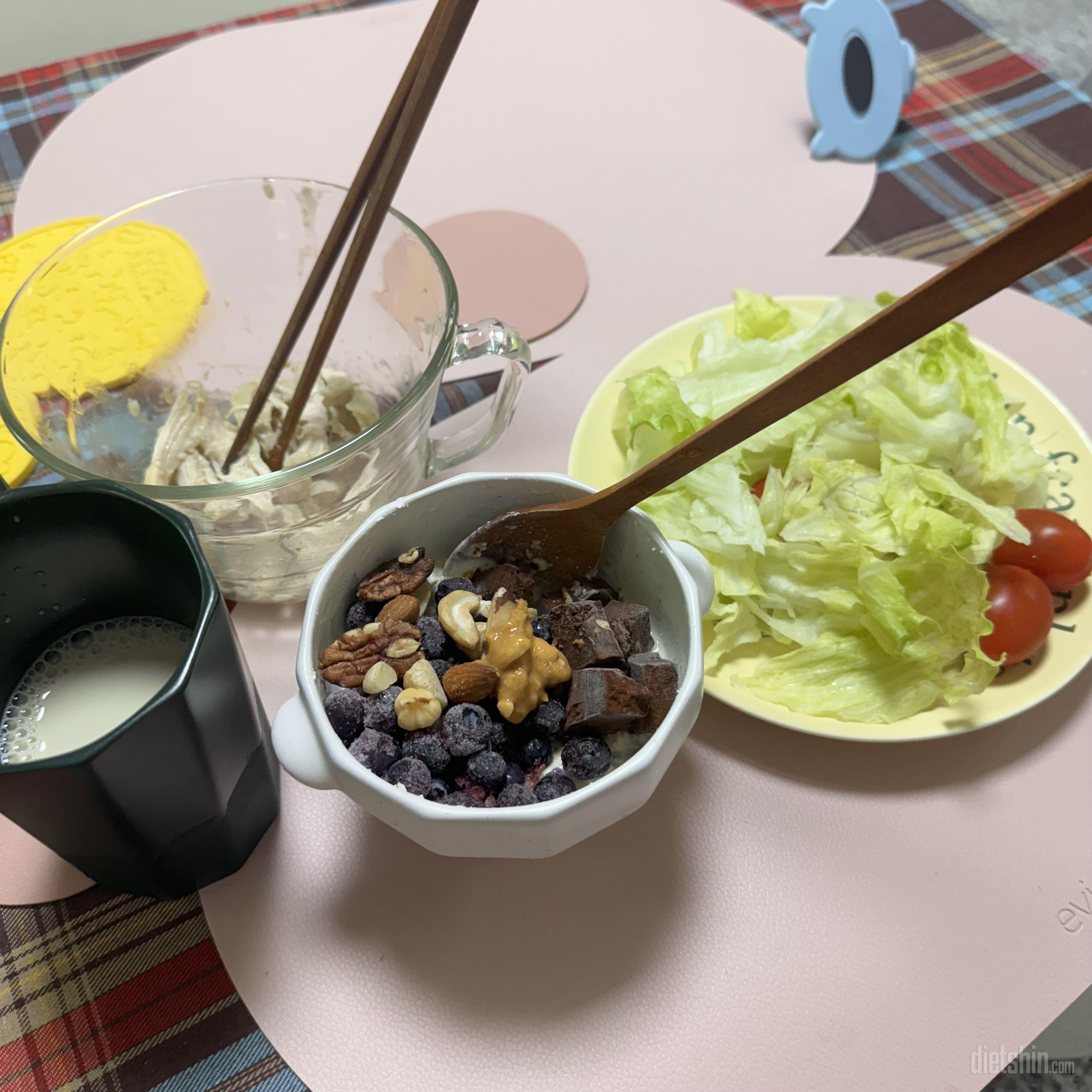 소스가 맛있어서 샐러드에 이거 하나만