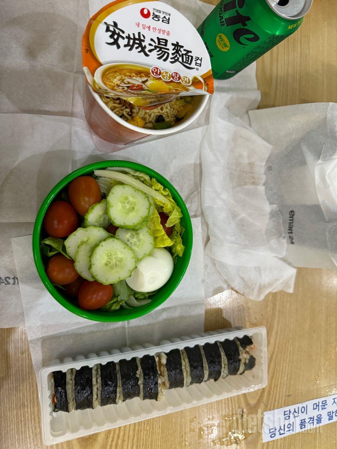 맛있게 먹고 있어요 닭가슴살 맛있어여