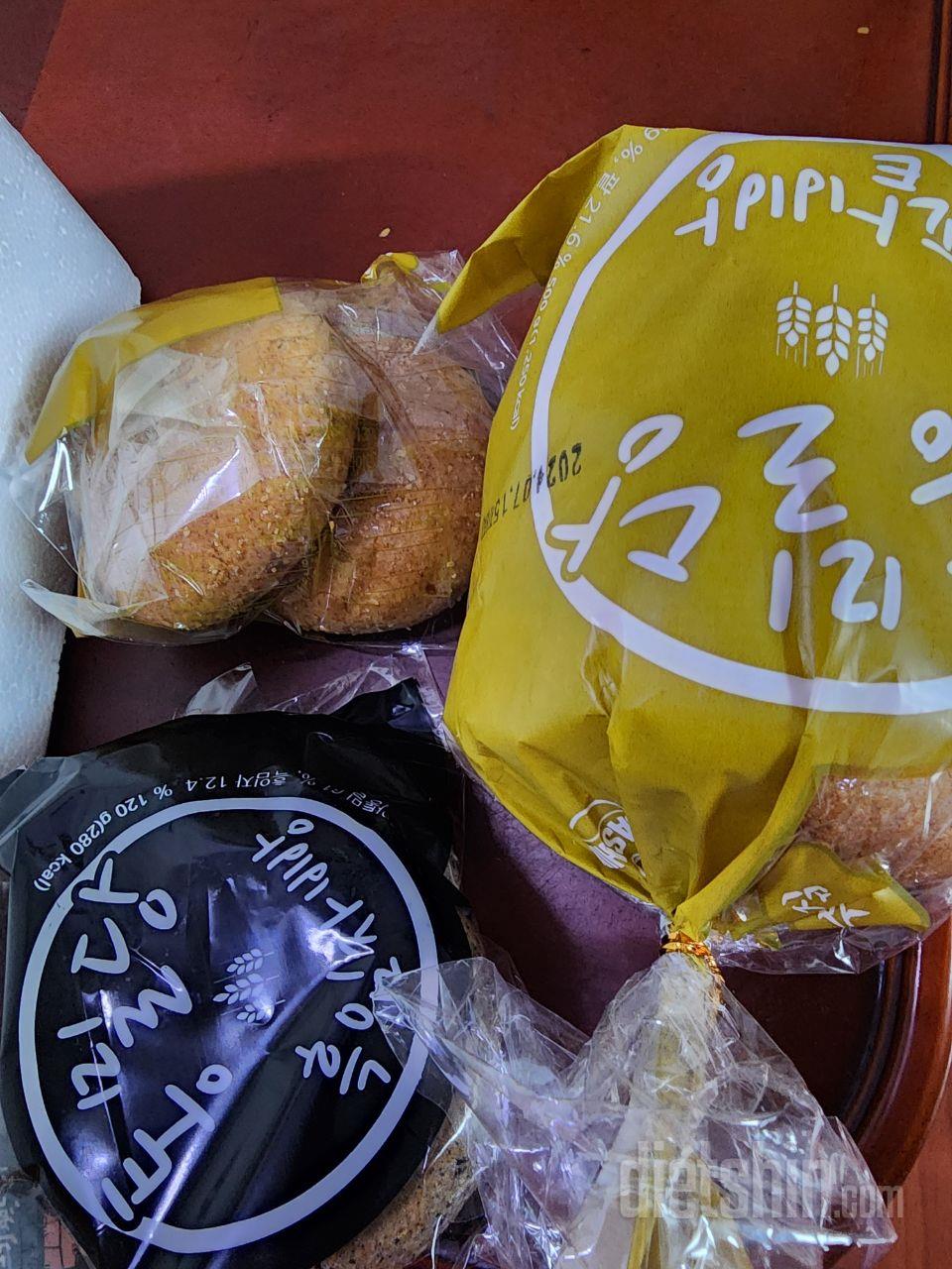 오자마자 바로 하나 맛 봤어요
다이어