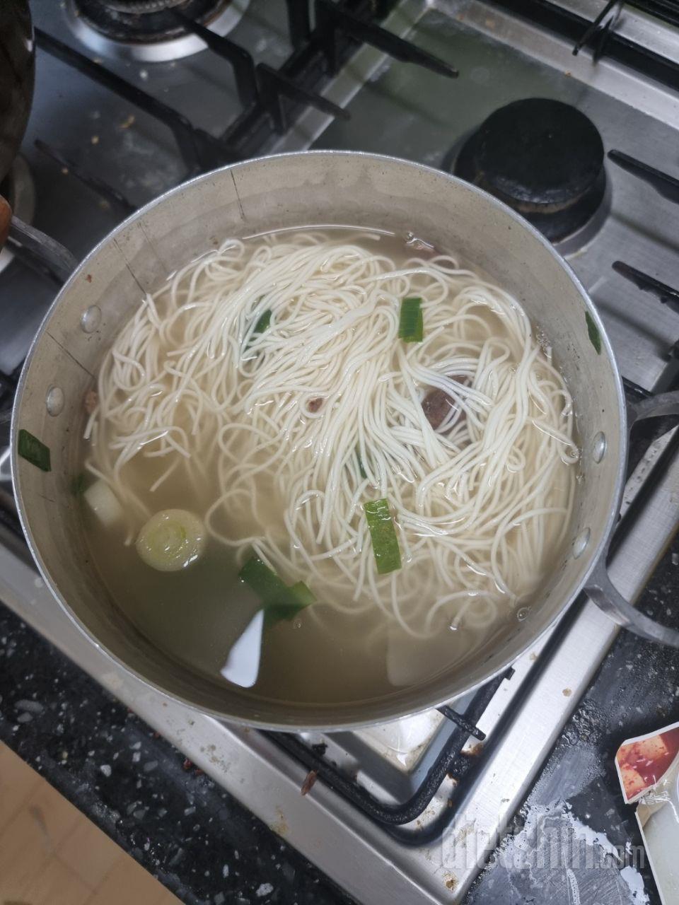 소면이 남아서 설렁탕 비슷하게 먹으려