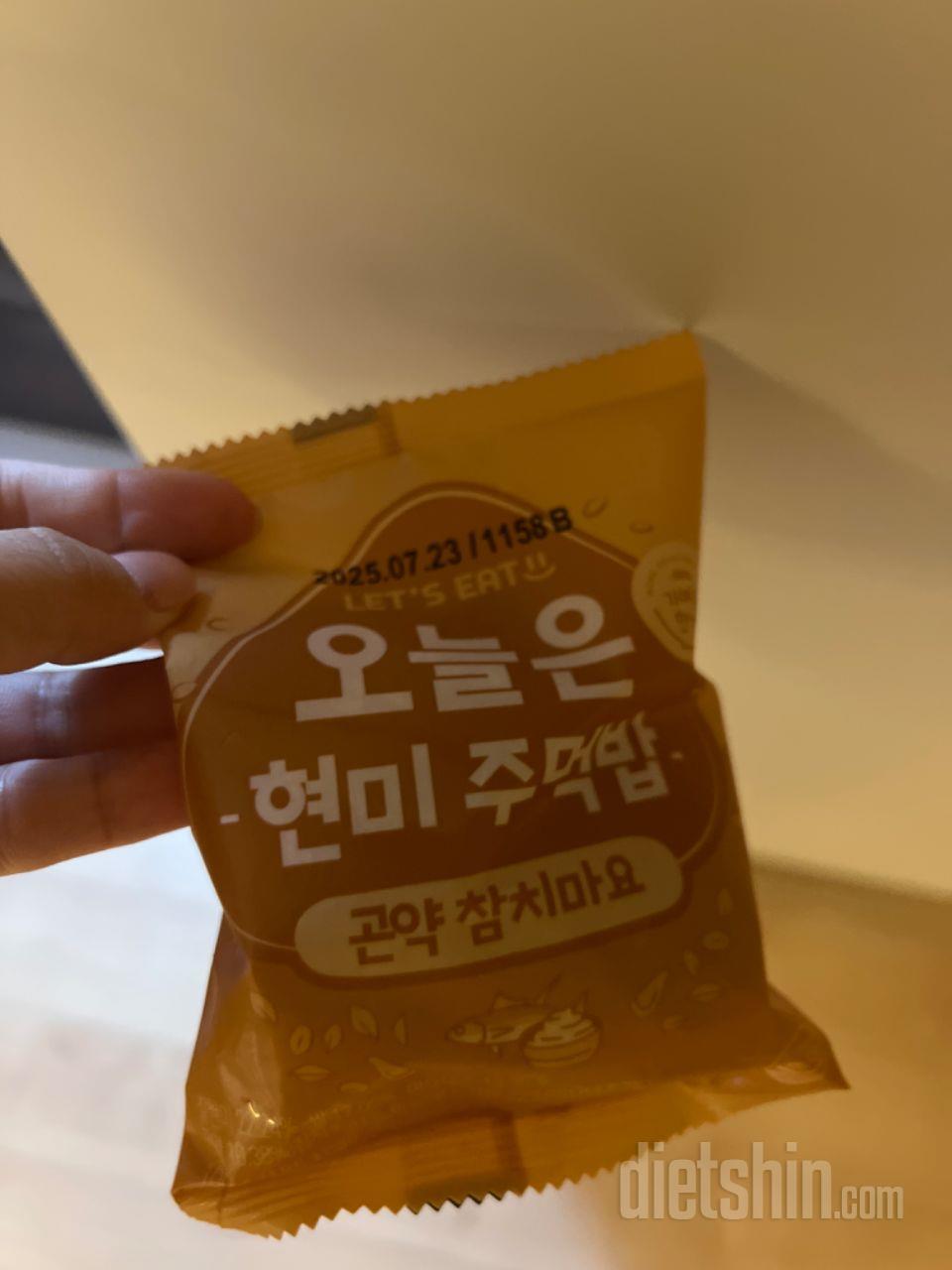 곤약이라서 식감이 재미있어요. 참치마