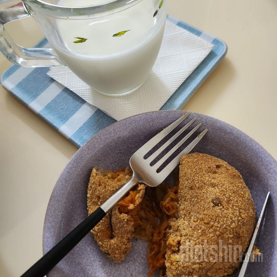 그냥 단독으로 먹어도 맛있고 우유나