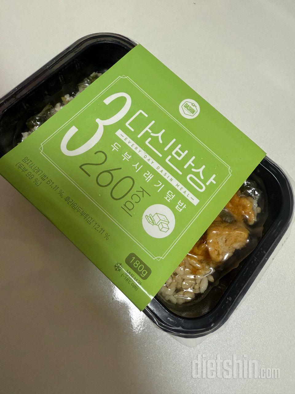 일단 한끼에 300칼로리 안쪽으로 먹