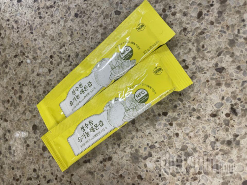 생수병에 하나씩 타서 가지고 다니는데