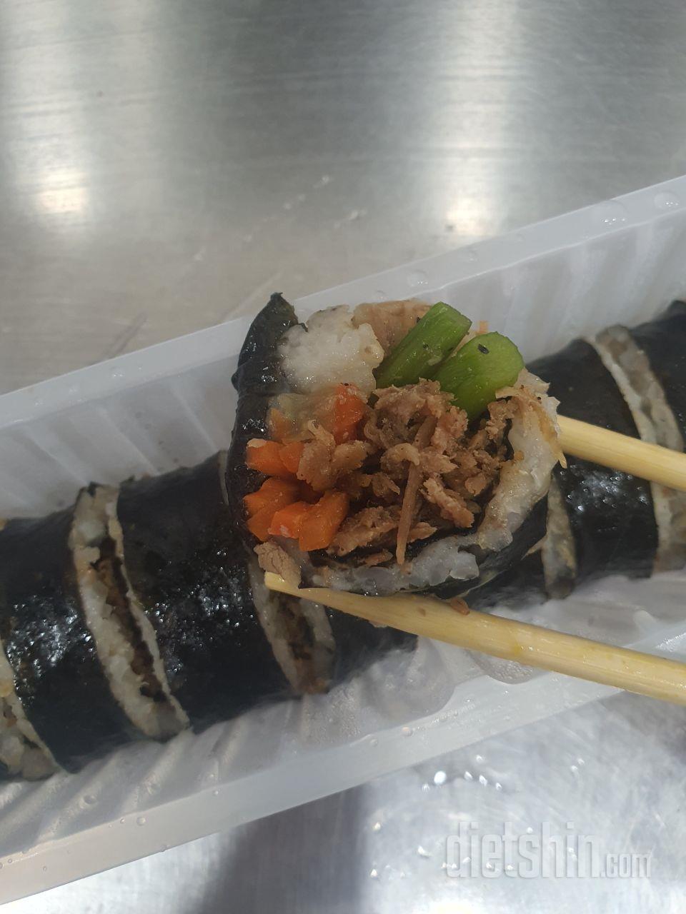 일반김밥하고 비교하면 조금 맛이 떨어