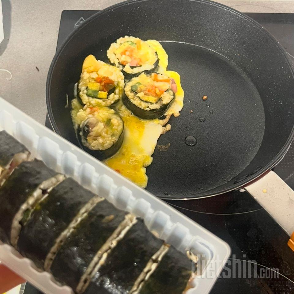 김밥은 그냥 먹기보다는 계란물 입혀