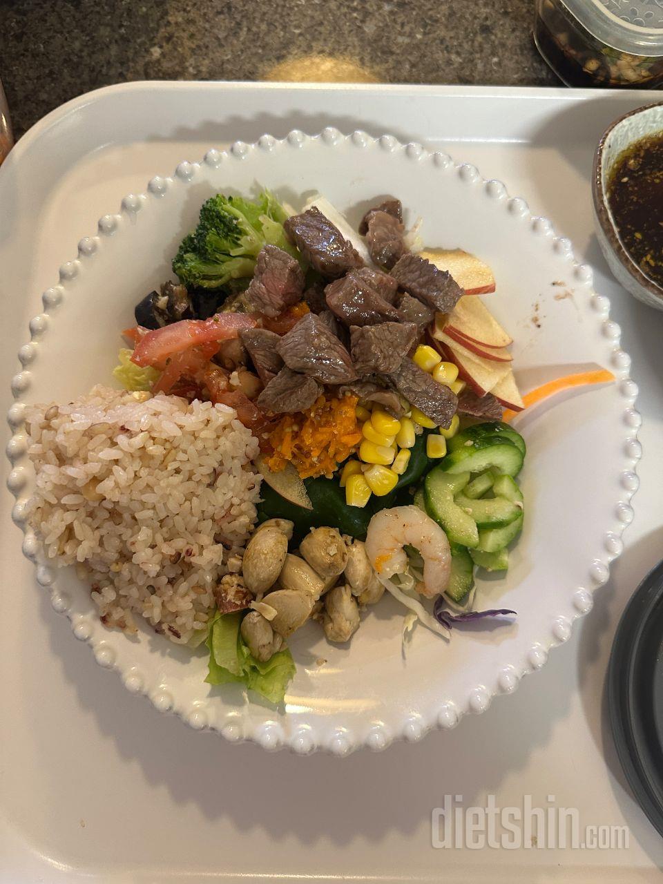 샐러드와 함께 올려먹으니 맛있었어요