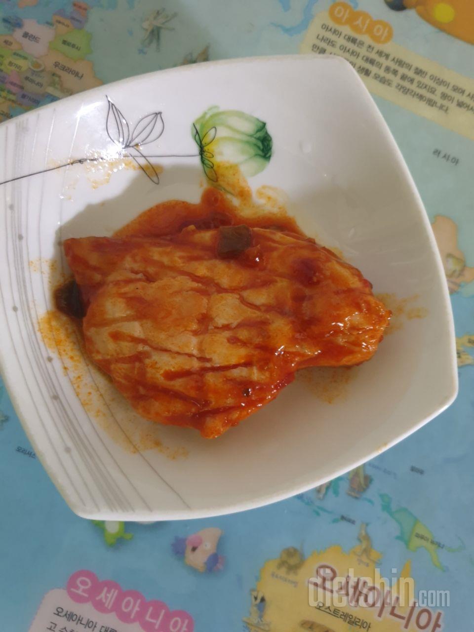 식구들이 맛있게 먹네요.