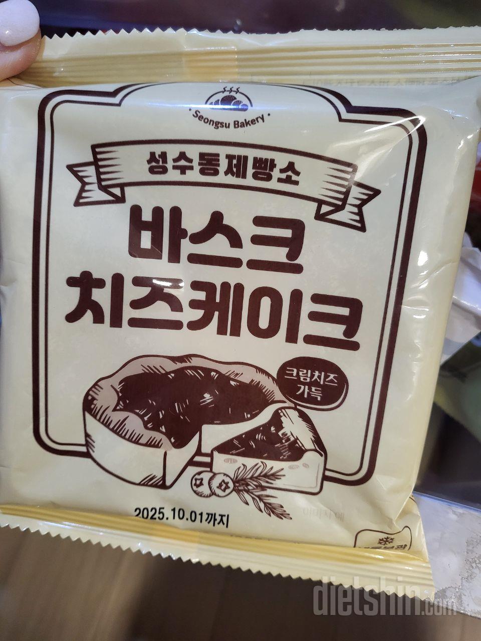치즈케익 땡길때 먹으려고 쟁엿어요 맛