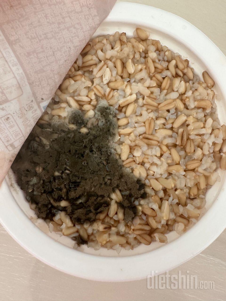 늘 구매하던 제품인데 뜯자마자 곰팡이