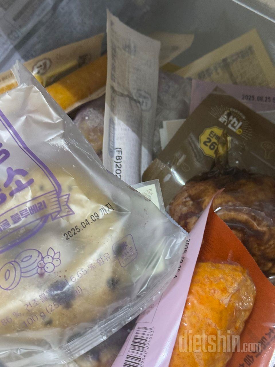 회사 냉장고에 쟁여놨어요 맛있게 잘