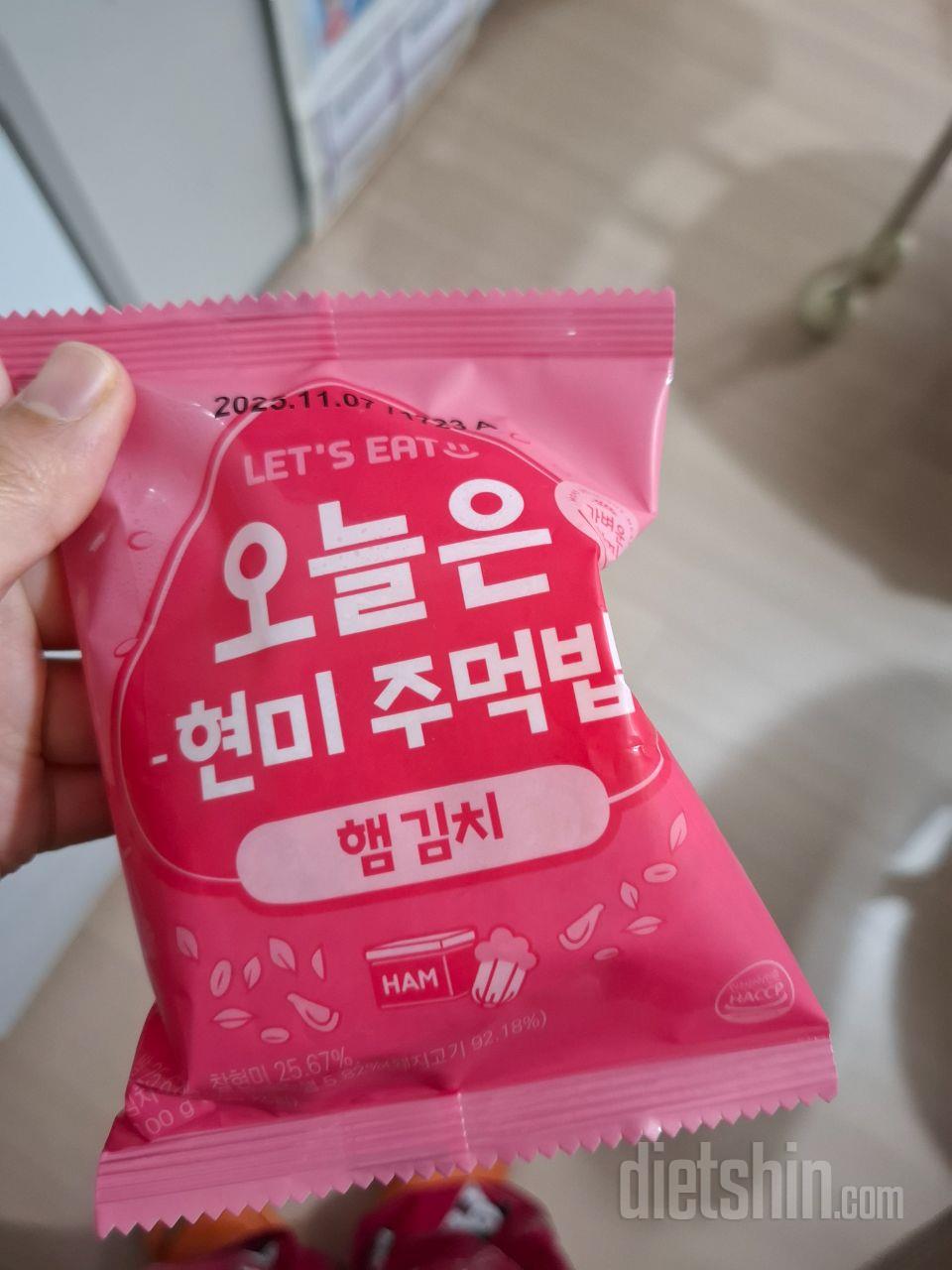 할인해서 주먹밥과 소시지 사봤어요.