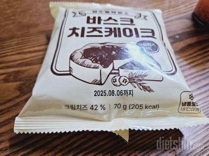 작고소중한 바스크치즈케이크
입뚫린 걸