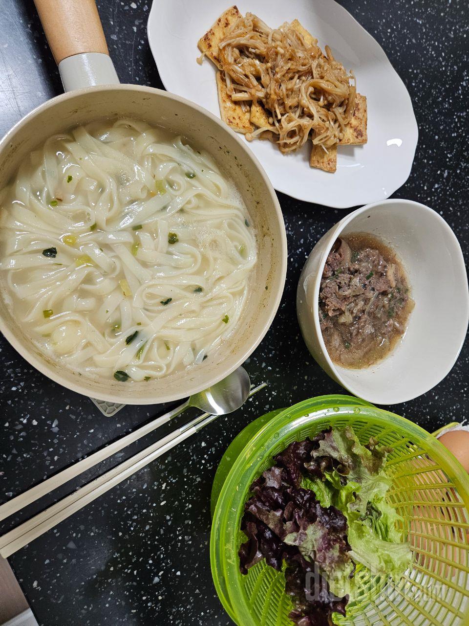 칼국수만 먹으면 양이 적을까봐 소불고