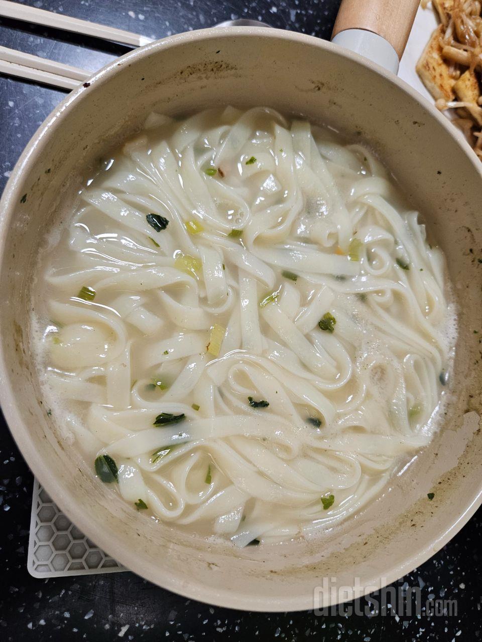 칼국수만 먹으면 양이 적을까봐 소불고