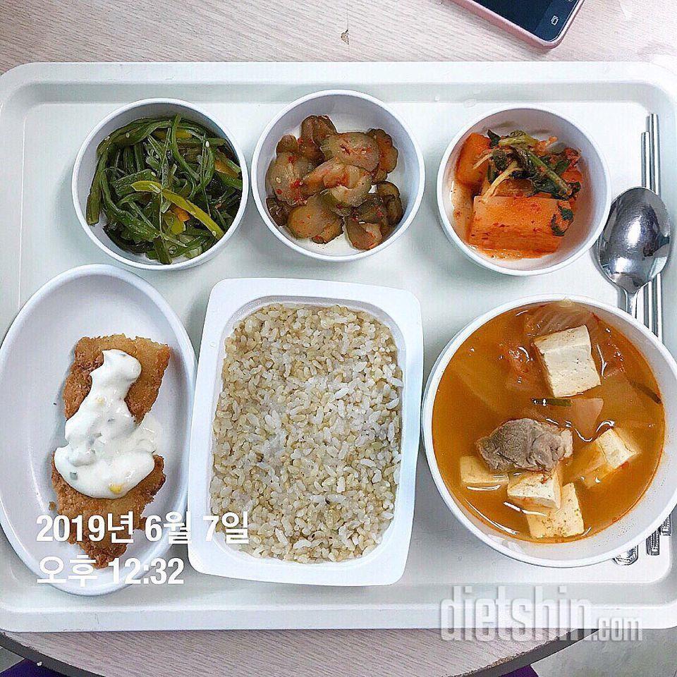 아침: 삶은 닭가슴살 100g, 고구