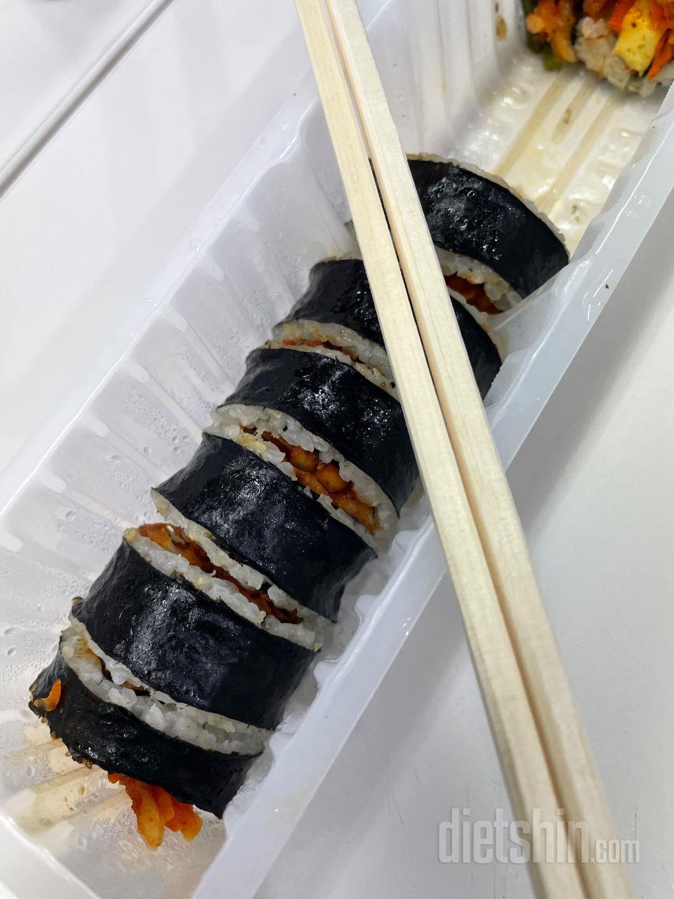 냉동김밥은 처음인데 맛있어요!! 근데