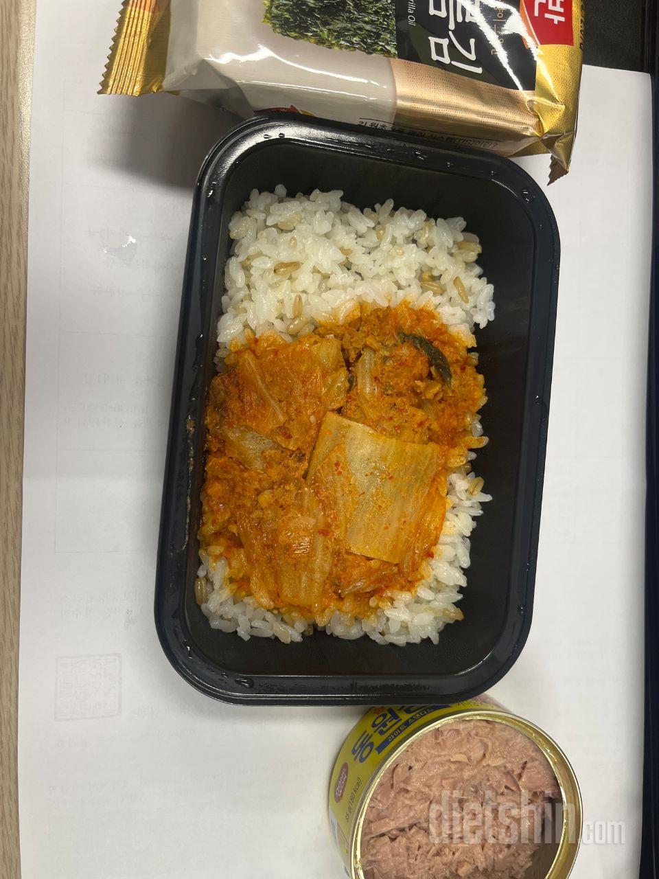 도시락 양보고 처음엔 놀랐는데
앉아서