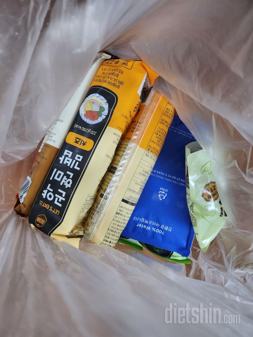 식단하려고 산 곤약현미김밥이라 맛이