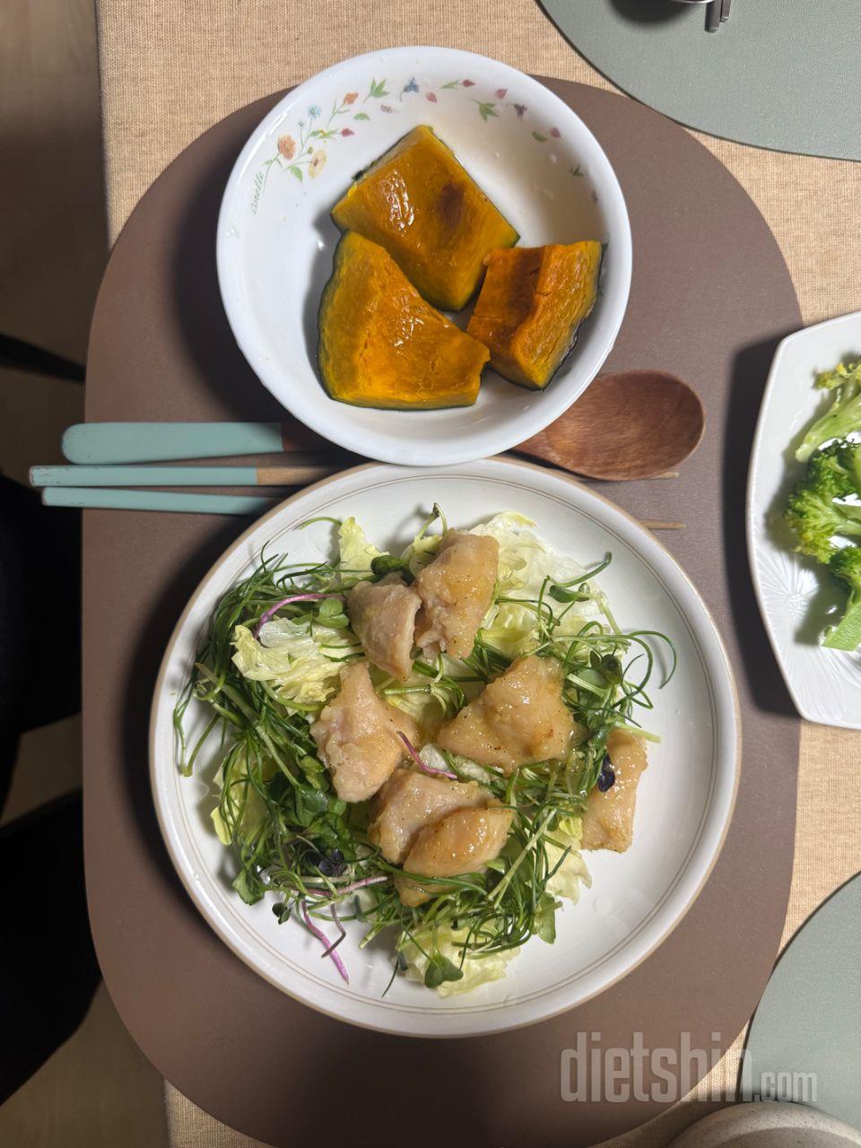 식단은 
아침- 사과반개 or 바나나