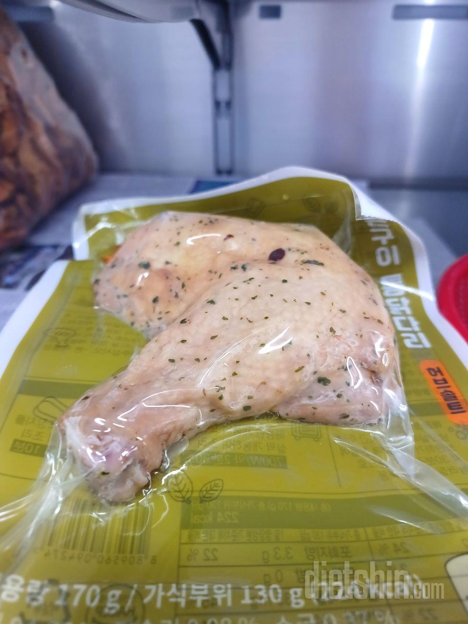 닭다리가 큼직하니 아이 밥반찬으로 먹