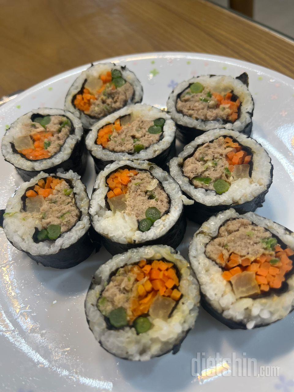 처음 사보는 냉동 김밥이지만 
간은
