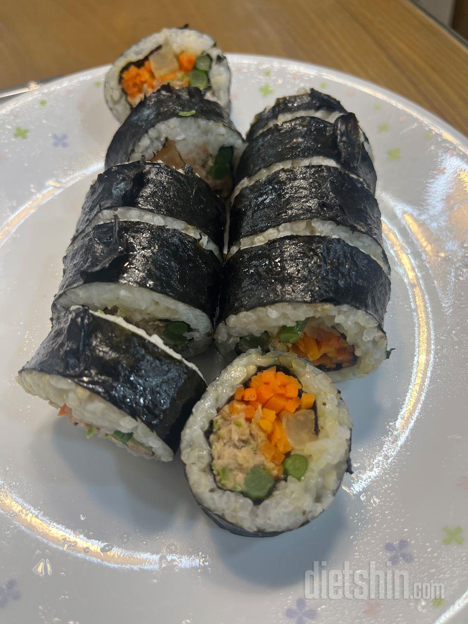 처음 사보는 냉동 김밥이지만 
간은