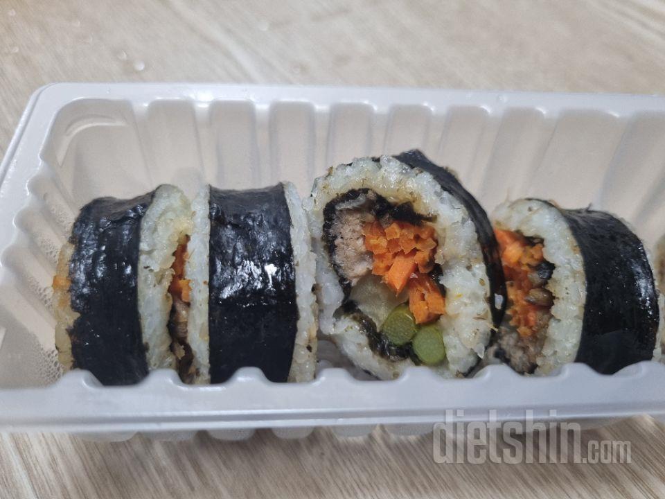 냉동김밥이라 냄새가 걱정됐는데 다른
