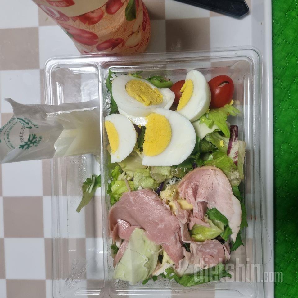 요즘 앉아만 있으니 살이쪄서 샐러드를