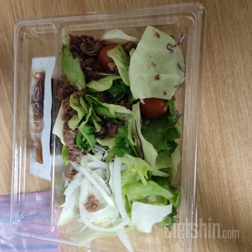 요즘 앉아만 있으니 살이쪄서 샐러드를