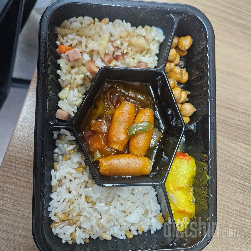그림이랑 달라요 첫끼부터 반찬 가지수