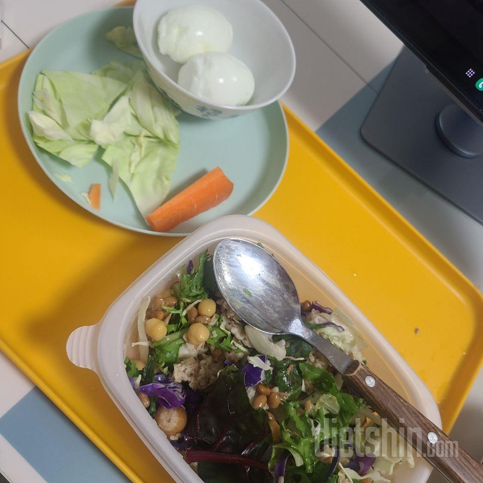 볶음밥 아래깔구 샐러드 얹어서 비벼먹