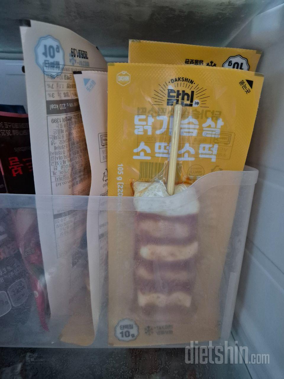 냉장고에 떨어지지 않게 계속 채워넣고