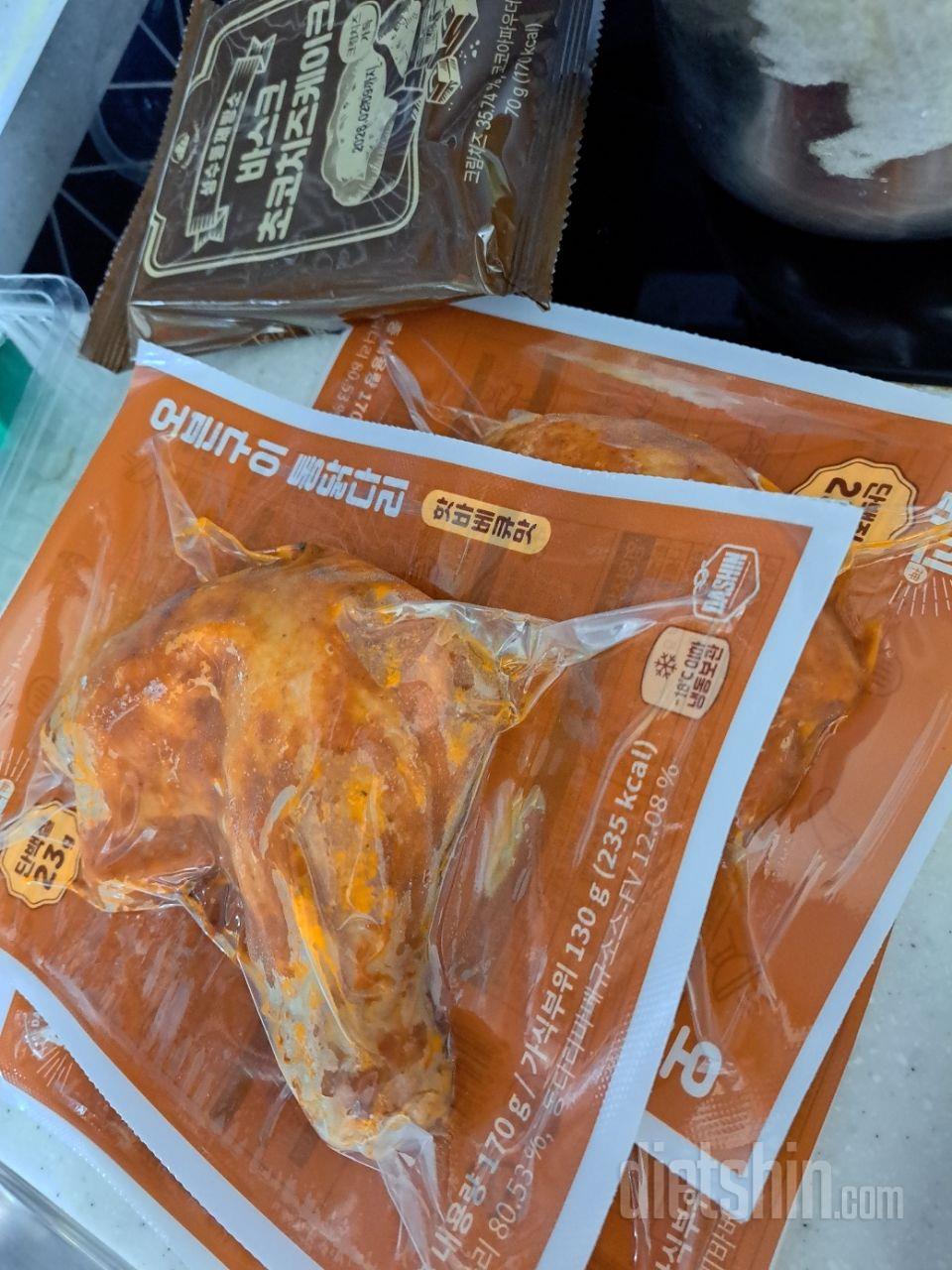 치킨 생각날때 먹으려구 구매햇어요 아