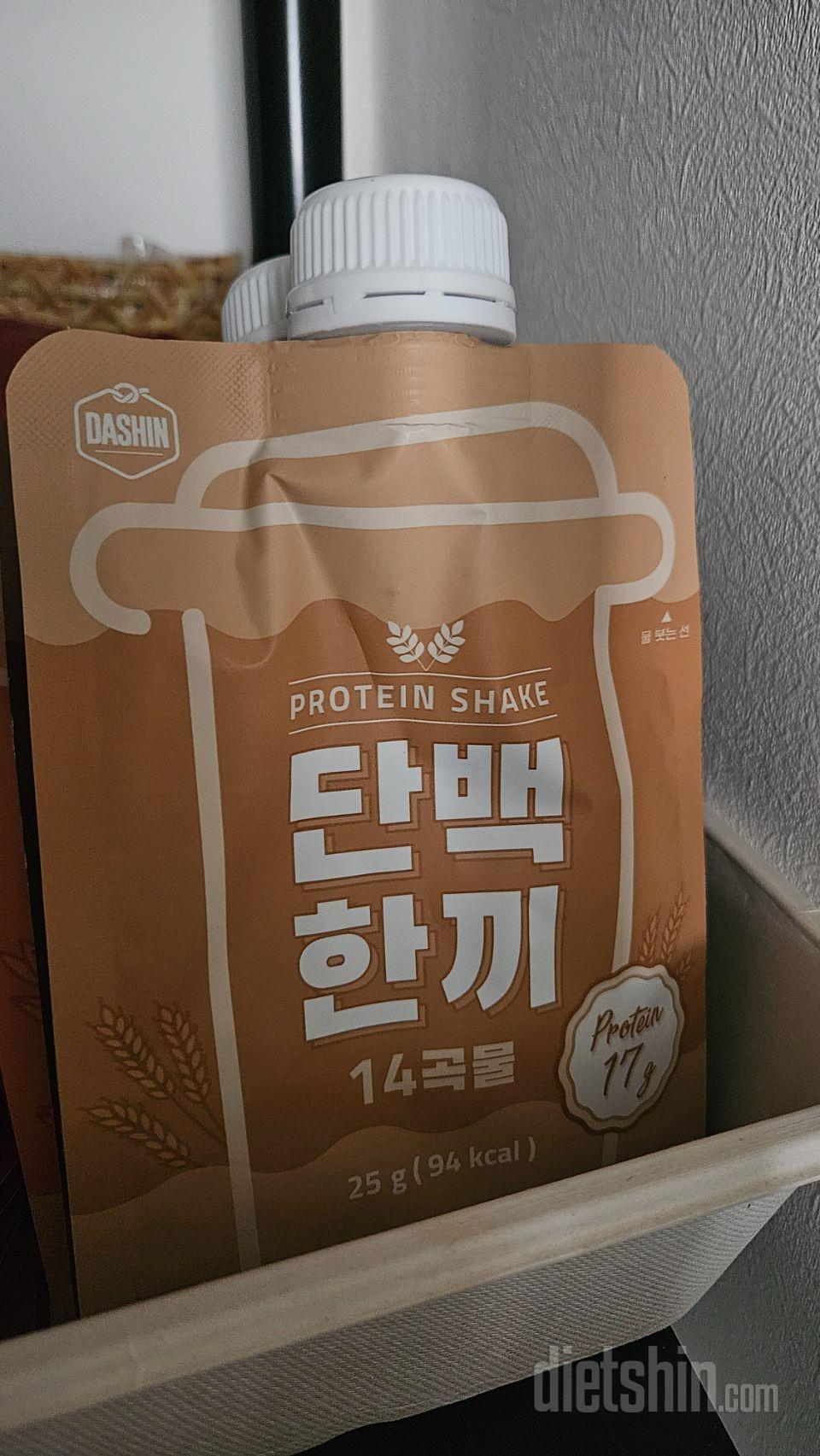 먹기편하게 파우치형식으로 되어있어요.