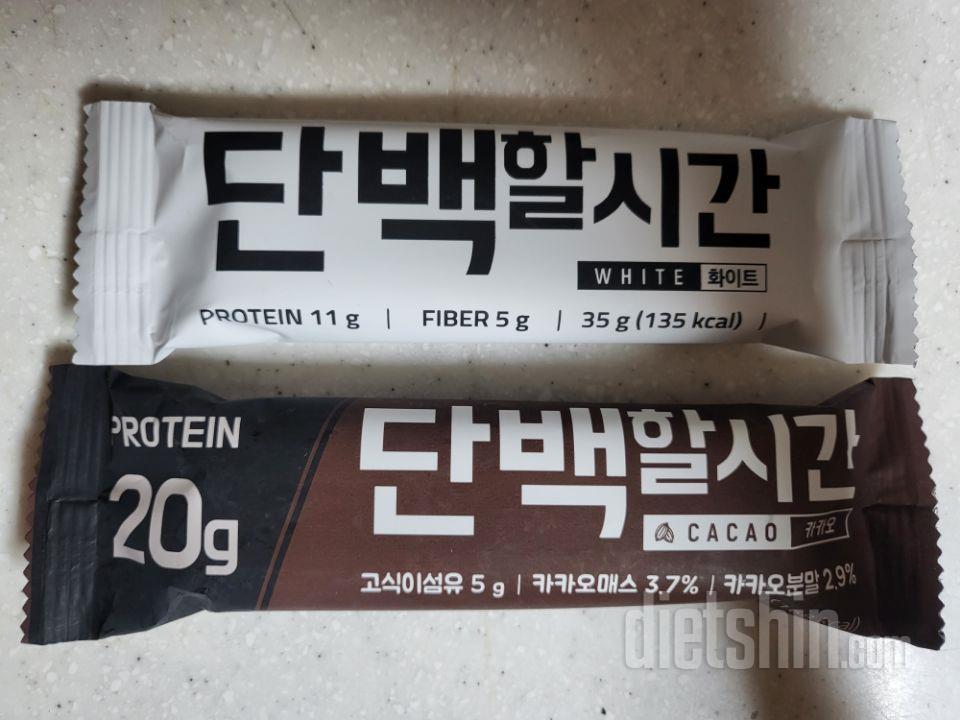 화이트는 좀 작고 카카오는 두툼해서