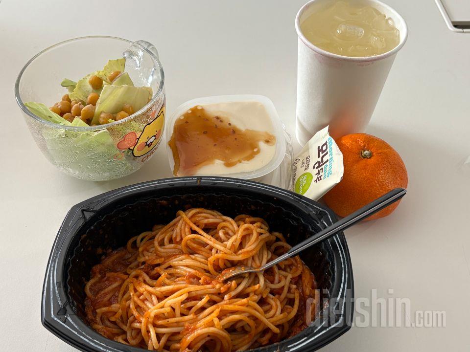 토마토는 300후반 칼로리, 나머지둘