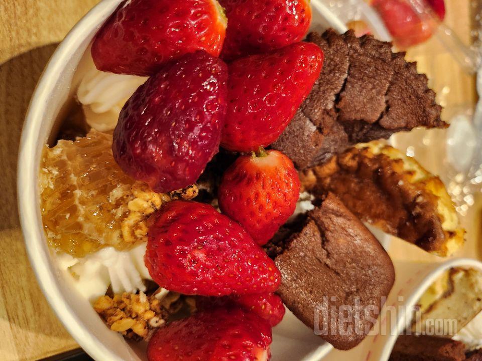 요아정에 치즈케이크 넣어서 먹었어요