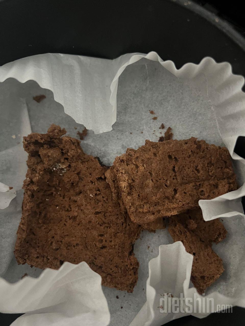 다 찌그러져서 왔고 빵에서 이상한 흰